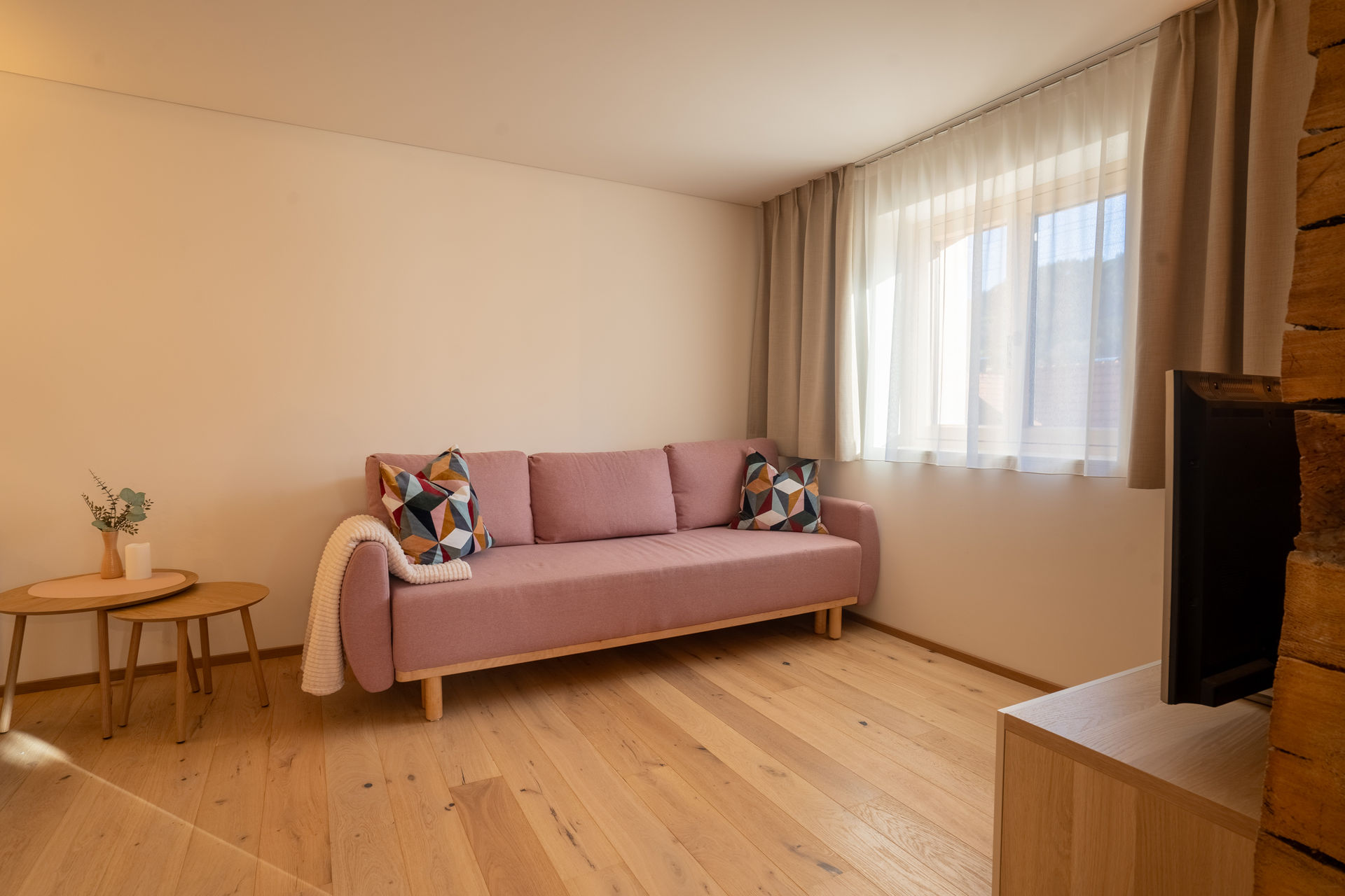 Wohnbereich mit Schlafsofa in der Ferienstube Dornbirn Kehlegg