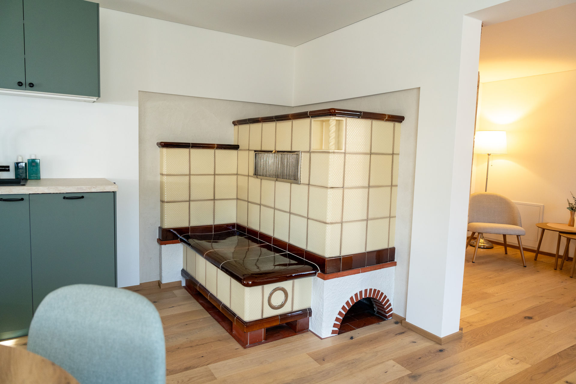 Wohnzimmer mit großem Fenster in der Ferienstube Dornbirn Kehlegg