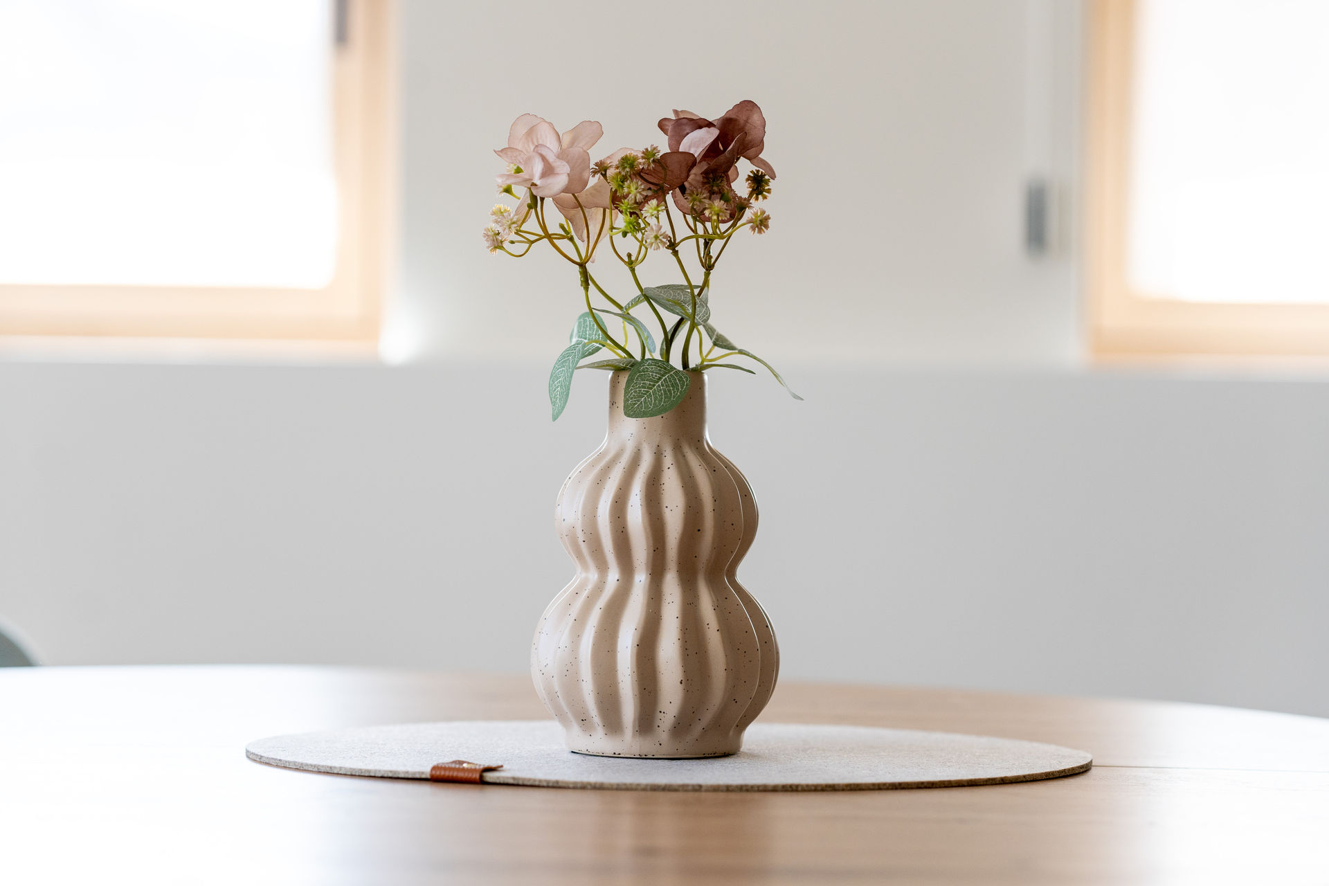 Wohnzimmer mit Dekoration in der Ferienstube Dornbirn Kehlegg